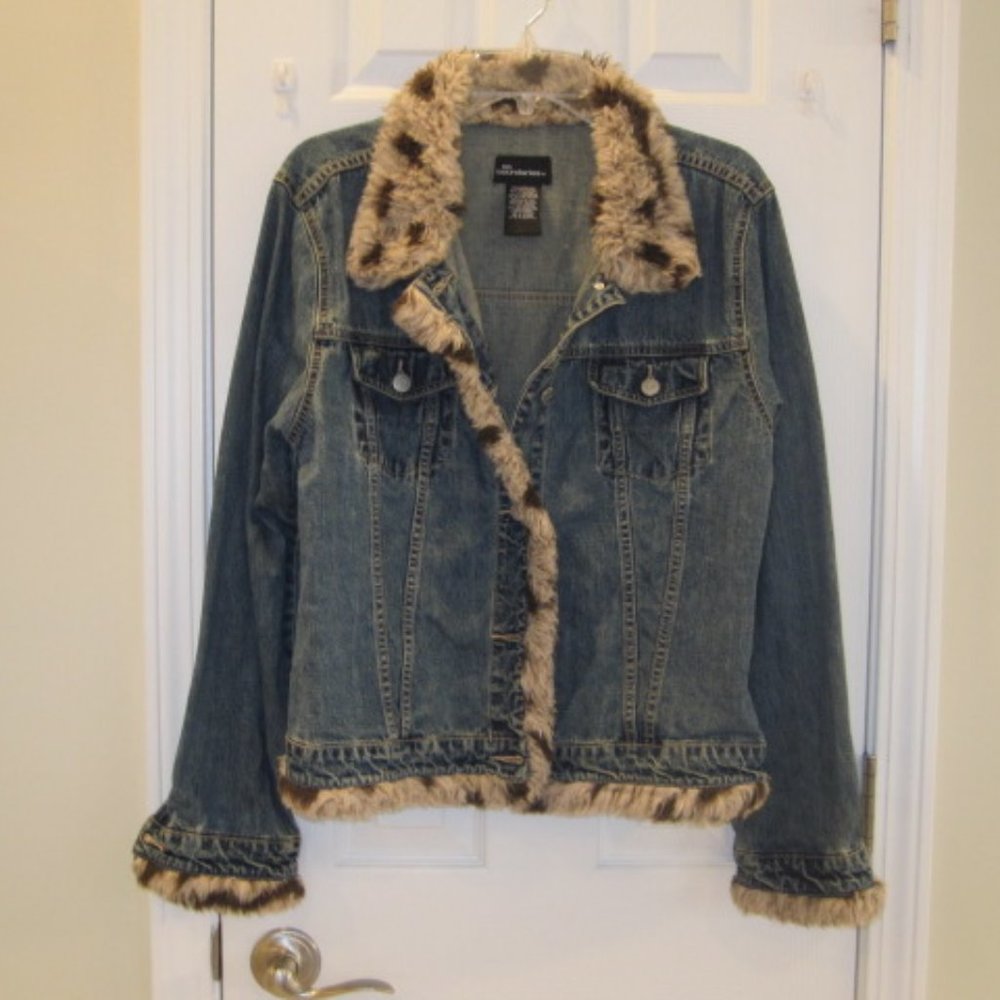 Junior's jean jacket with fur trim